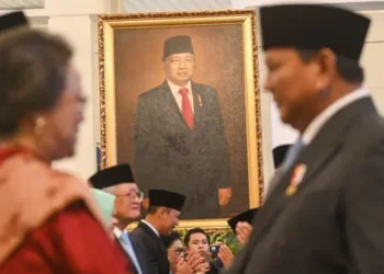 Pengangkatan Soeharto di prosesi upacara pemberian gelar pahlawan di Istana Negara pada Senin (10/11/25). (BBC/Aditya Pradana Putra)