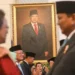 Pengangkatan Soeharto di prosesi upacara pemberian gelar pahlawan di Istana Negara pada Senin (10/11/25). (BBC/Aditya Pradana Putra)