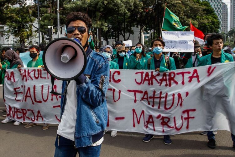 Mahasiswa yang bergabung dengan BEM Seluruh Indonesia (BEM SI) melakukan unjuk rasa di Jakarta Pusat pada Selasa (20/10/2025) (kompas.com).
