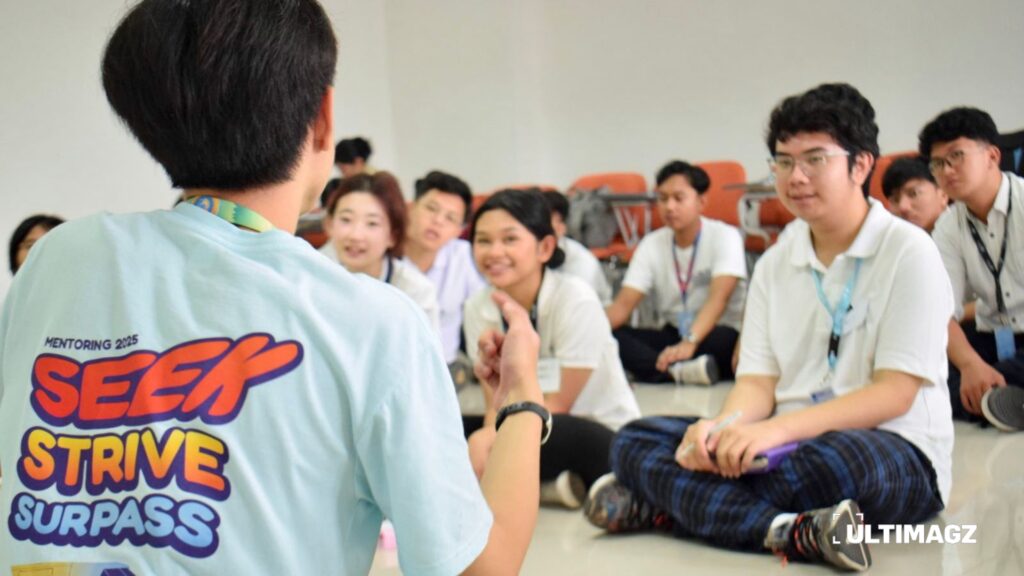 Mentor saat menjelaskan materi kepada Mentee dalam sesi kedua kegiatan Mentoring UMN 2025 pada Sabtu (27/09/25). (ULTIMAGZ/Putri C. Valentina)