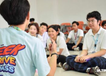 Mentor saat Mentor saat menjelaskan materi kepada Mentee dalam sesi kedua kegiatan Mentoring UMN 2025 pada Sabtu (27/09/25). (ULTIMAGZ/Putri C. Valentina)materi kepada mentee di sesi kedua dari kegiatan Mentoring UMN 2025 pada Sabtu (27/09/25). (ULTIMAGZ/Putri C. Valentina)