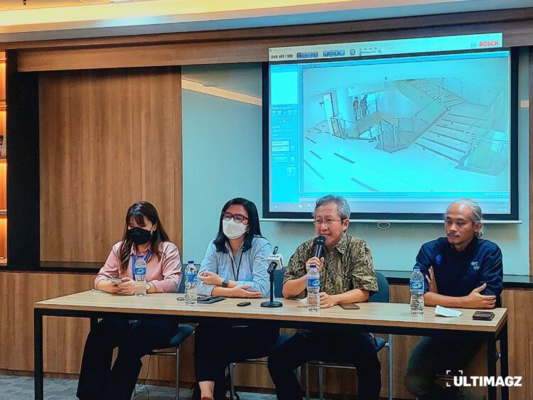 Manajer Kemahasiswaan, Wakil Rektor II, Wakil Rektor III, Manajer PMI dalam konferensi pers insiden kaca pecah di lantai tujuh Gedung C Universitas Multimedia Nusantara (UMN), pada Rabu sore (08/03/2023) di Collabo Space Gedung D UMN. (ULTIMAGZ/Rafael Amory J)