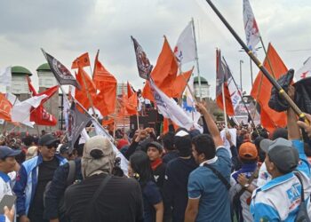 Para demonstran buruh di depan Kompleks Parlemen Senayan, Kamis (28/08/25). (KOMPAS.com/Ridho Danu Prasetyo)