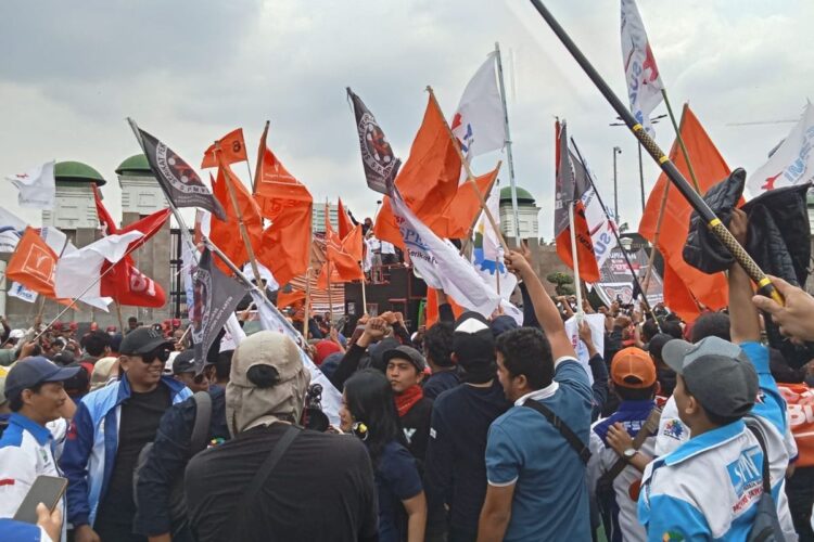 Para demonstran buruh di depan Kompleks Parlemen Senayan, Kamis (28/08/25). (KOMPAS.com/Ridho Danu Prasetyo)