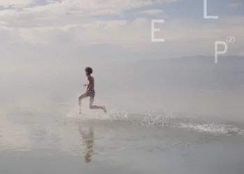 CD dan desain sampul dari album HELP(02) oleh War Child Records. (warchild.org.uk/help2)