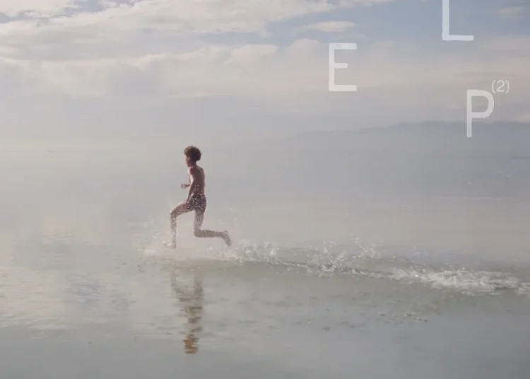 CD dan desain sampul dari album HELP(02) oleh War Child Records. (warchild.org.uk/help2)