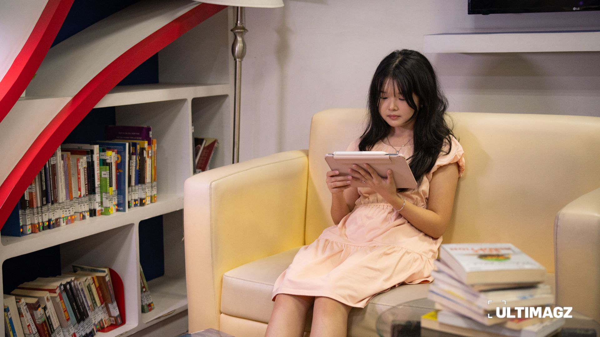 Ilustrasi anak yang sedang menggunakan tablet (ULTIMAGZ/Muara Ikhwan)