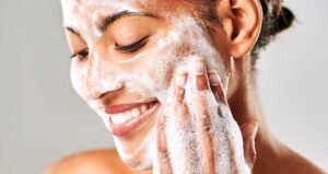 Ilustrasi membersihkan wajah menggunakan sabun wajah