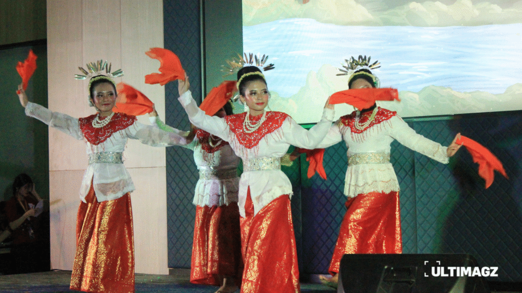 Pembawaan tarian “Lenso Merah” sebagai penampilan pendukung pada acara Svapna Gayatri 2025. (ULTIMAGZ/Tiffany Michiko Putri)