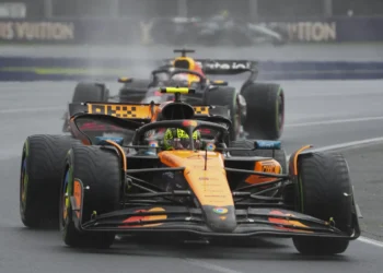 Pembalap Mclaren, Lando Norris memimpin balapan di depan Max Verstappen, pembalap Red Bull Racing di F1 Grand Prix Australia. (apnews.com)