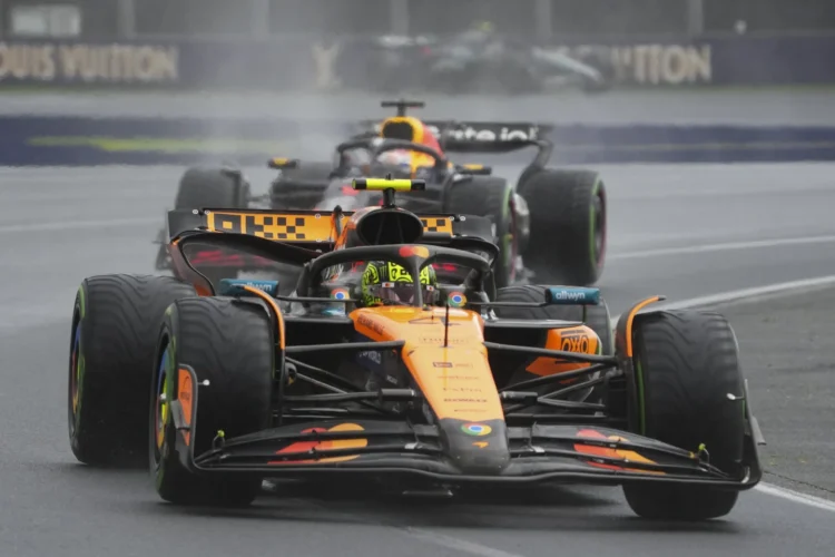 Pembalap Mclaren, Lando Norris memimpin balapan di depan Max Verstappen, pembalap Red Bull Racing di F1 Grand Prix Australia. (apnews.com)