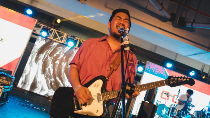 Christianto Ario Wibowo memimpin lantunan gitar dan vokal Anomalyst saat penampilan mereka di rangkaian acara The Sounds Project Vol. 3 di P6 Kuningan City, Jakarta Selatan pada Sabtu (24/02/2018). (Foto: Roberdy Giobriandi)