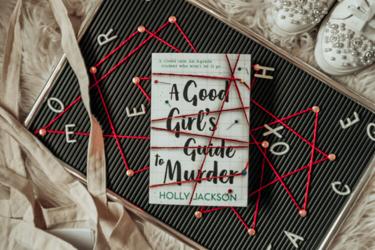 Sampul “A Good Girl’s Guide to Murder” karya Holly Jackson yang mengisahkan seorang remaja mencoba mengungkit kasus pembunuhan. (Foto: beffshuff.com)