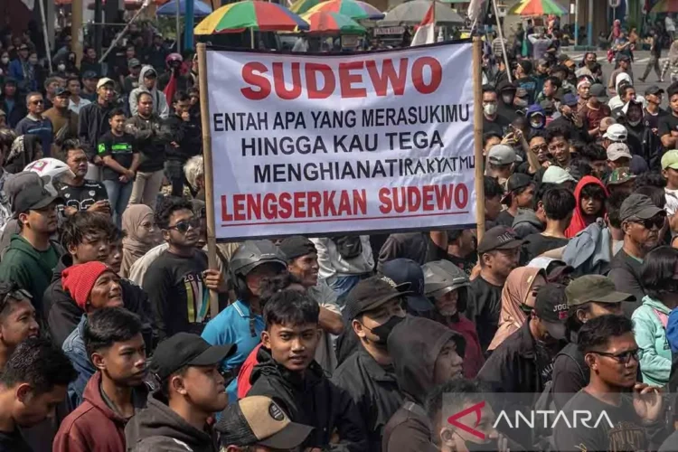 Massa yang tergabung dalam Aliansi Masyarakat Pati Bersatu berunjuk rasa di depan Kantor Bupati Pati, Kabupaten Pati, Jawa Tengah, Rabu (13/08/25). (antaranews.com/Aji Syawan)