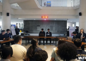 Debat antar paslon BEM UMN yang diselenggarakan oleh KPU UMN di panggung kantin Gedung C pada Kamis (05/10/23). (ULTIMAGZ/Margaretha Netha)