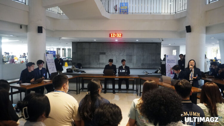 Debat antar paslon BEM UMN yang diselenggarakan oleh KPU UMN di panggung kantin Gedung C pada Kamis (05/10/23). (ULTIMAGZ/Margaretha Netha)
