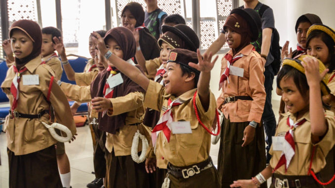 Peserta U-Care mengikuti permainan yang berbasis edukasi dengan pentuh antusias. Sabtu (30/09/17)
