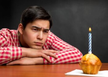 Ilustrasi seorang laki-laki merasakan birthday blues (hatiplong.com)