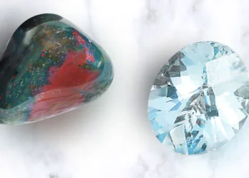 Batu Kelahiran Maret: Bloodstone dan Akuamarine. (Sumber: davidtishbi.com)