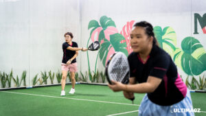 Salah satu pasangan Ganda Putri tengah melakukan servis dalam ajang kompetisi Padel Pop powered by Blu di Upperground Arena Gading Serpong pada Sabtu (30/11/25). (ULTIMAGZ/Peter Jonathan)