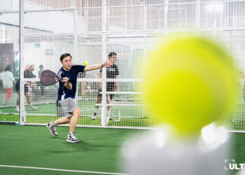 Salah seorang pemain ganda putra saat rally dalam pertandingan perebutan tiket ke babak semifinal. (ULTIMAGZ/Peter Jonathan)