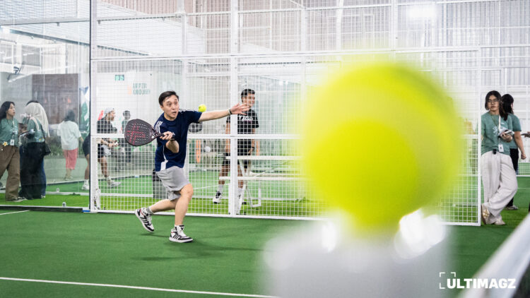 Salah seorang pemain ganda putra saat rally dalam pertandingan perebutan tiket ke babak semifinal. (ULTIMAGZ/Peter Jonathan)