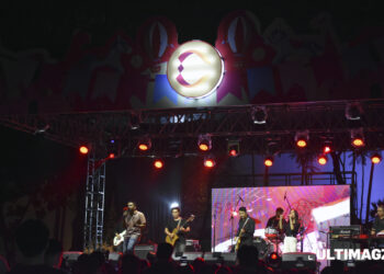 Momen Sal Priadi tampil di “Jollity: Closing Commfest 2023” pada Sabtu (11/11/23) di lapangan parkir belakang UMN. (ULTIMAGZ/Margaretha Netha)