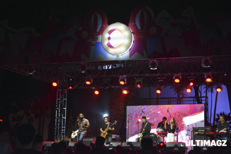Momen Sal Priadi tampil di “Jollity: Closing Commfest 2023” pada Sabtu (11/11/23) di lapangan parkir belakang UMN. (ULTIMAGZ/Margaretha Netha)