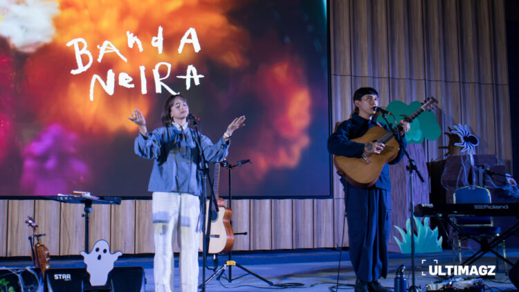 Penampilan Banda Neira pada acara Penutupan COMMFEST 2025 di Function Hall, Universitas Multimedia Nusantara pada Kamis (30/10/2025). (ULTIMAGZ/Ancilla Maura)