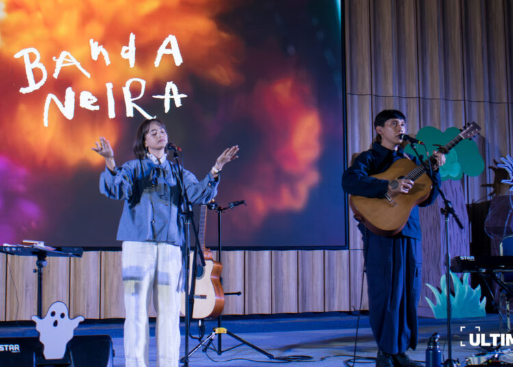 Penampilan Banda Neira pada acara Penutupan COMMFEST 2025 di Function Hall, Universitas Multimedia Nusantara pada Kamis (30/10/2025). (ULTIMAGZ/Ancilla Maura)