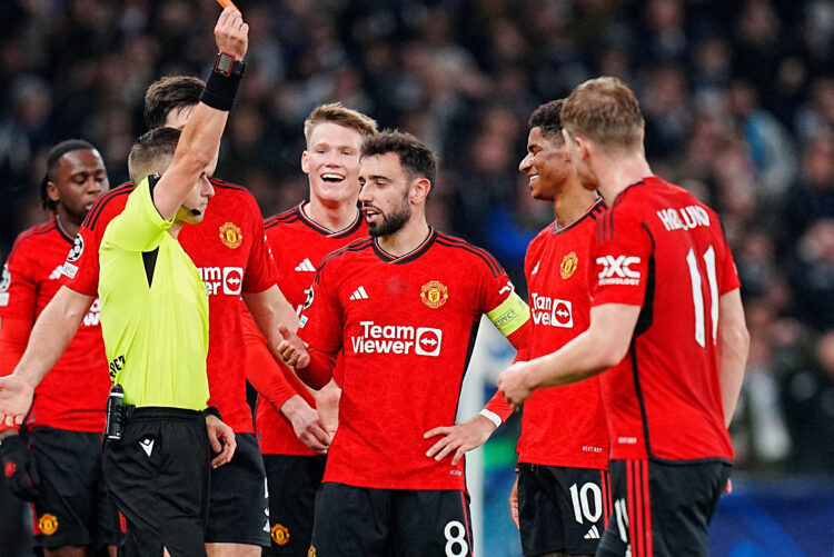 Momen penyerang Manchester United Marcus Rashford diberikan kartu merah oleh wasit. (REUTERS/Ritzau Scanpix Denmark).
