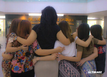 Ilustrasi perempuan saling merangkul