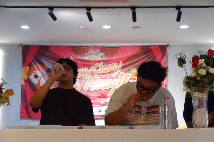 Peserta KRS kategori 1 SKS yang sedang berlomba di kantin Gedung C pada Selasa (25/11/25). (ULTIMAGZ/Belva Putri P.)