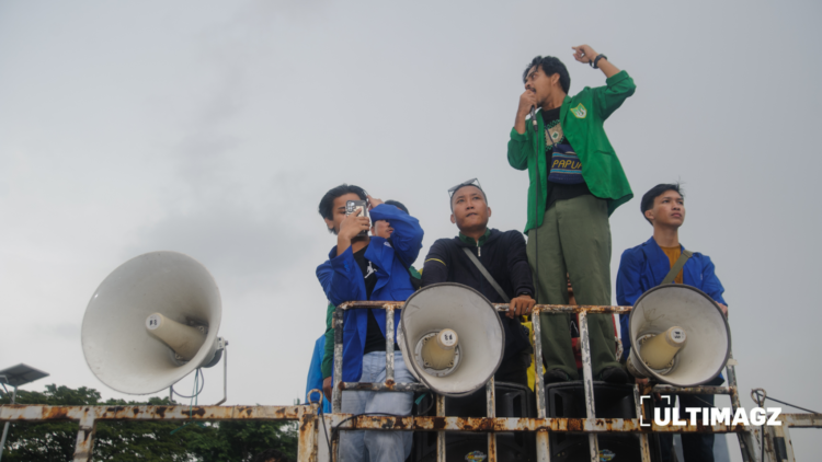 Demonstran dari berbagai universitas melakukan orasi saat aksi penolakan RUU TNI di depan Kompleks Parlemen, Jakarta, Kamis (20/03/2025). (ULTIMAGZ/Gabri Perboire)