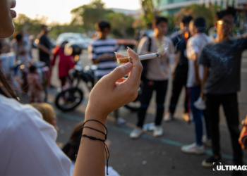Foto ilustrasi mahasiswa merokok di sekitar depan UMN. (ULTIMAGZ/Margaretha Netha)