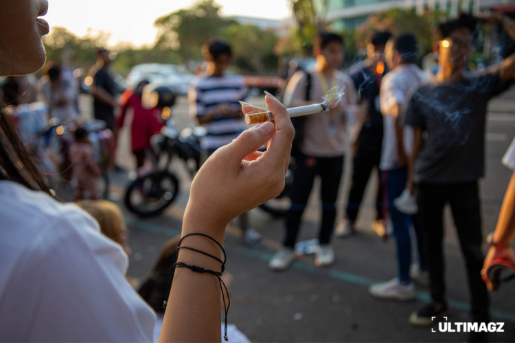 Foto ilustrasi mahasiswa merokok di sekitar depan UMN. (ULTIMAGZ/Margaretha Netha)