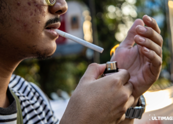 Foto ilustrasi mahasiswa merokok di depan pagar depan UMN. (ULTIMAGZ/Margaretha Netha)