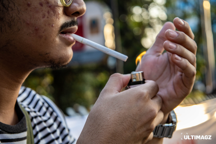 Foto ilustrasi mahasiswa merokok di depan pagar depan UMN. (ULTIMAGZ/Margaretha Netha)