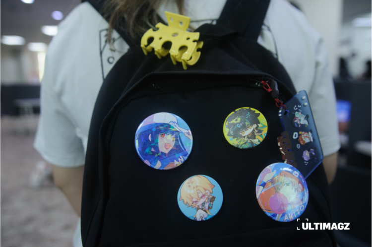 Beberapa pin tercantol pada tas seorang mahasiswi Universitas Multimedia Nusantara. (ULTIMAGZ/Gabri Perboire)