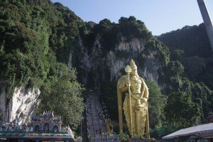 Patung Dewa Murugan berwarna emas setinggi empat puluh meter