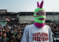 Seorang penonton mengenakan balaclava saat konser Dongker bertajuk “Melankolia di Priok” di Plaza Kalibaru, Cilincing, Jakarta Utara, DKI Jakarta, Sabtu (10/10/2026). [foto id=”384″]