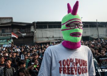 Seorang penonton mengenakan balaclava saat konser Dongker bertajuk “Melankolia di Priok” di Plaza Kalibaru, Cilincing, Jakarta Utara, DKI Jakarta, Sabtu (10/10/2026). [foto id=”384″]