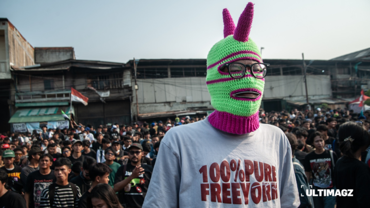 Seorang penonton mengenakan balaclava saat konser Dongker bertajuk “Melankolia di Priok” di Plaza Kalibaru, Cilincing, Jakarta Utara, DKI Jakarta, Sabtu (10/10/2026). [foto id=”384″]