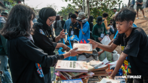 Penonton dapat menukarkan buku atau beras sebagai tiket masuk konser Dongker bertajuk "Melankolia di Priok". [foto id=”384″]