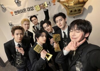 Unggahan sosial media ENHYPEN dengan trofi MAMA Award.