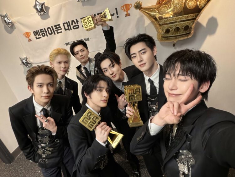 Unggahan sosial media ENHYPEN dengan trofi MAMA Award.