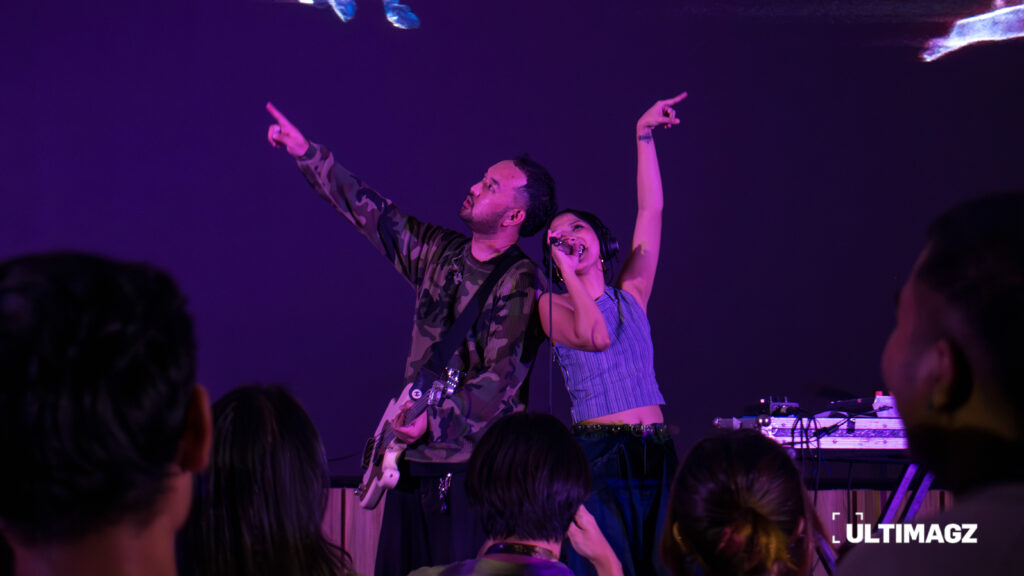 Personil band White Chorus, Emir Agung Mahendra (kiri) dan Clara Friska Adinda (kanan) pada acara Malam Penghargaan UMN Radioactive 2025. (ULTIMAGZ/Ancilla Maura)