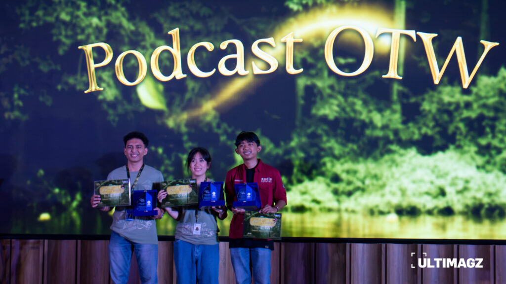 Penyerahan penghargaan kepada perwakilan panitia untuk tim Podcast OTW (kiri) dan tim MILVY (tengah), serta Radio Penyiaran Polimedia 1 (kanan) sebagai para pemenang kompetisi podcast. (ULTIMAGZ/Ancilla Maura)