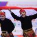 Pasangan pesilat ganda putri Indonesia, Riska (kiri) dan Ririn (kanan) merayakan kemenangan pada Rabu (11/05/22) di ajang SEA Games 2021. (Foto: NOC Indonesia/ Naif Al’as)