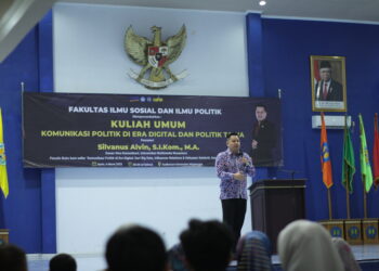Silvanus Alvin, Dosen PJJ Ilmu Komunikasi UMN memberikan materi pada Kuliah Umum Universitas Majalengka, Senin (06/03/23). (Foto: dokumentasi FIKOM UMN)